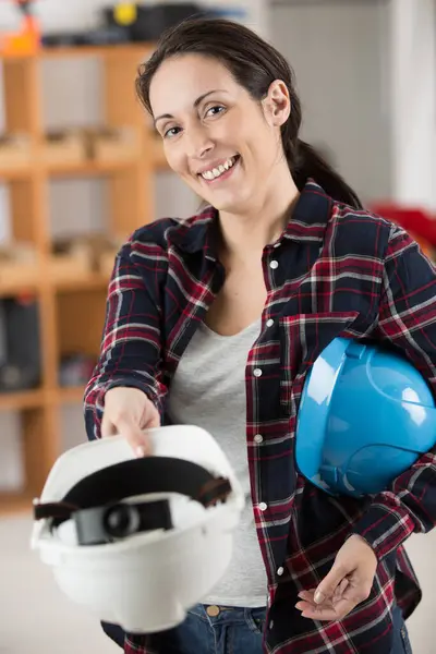 Jonge Vrouw Draagt Bouwhelm — Stockfoto