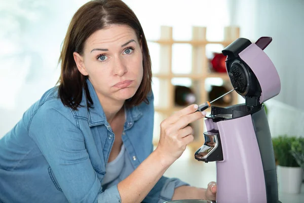 Jonge Vrouw Repareren Van Koffiezetapparaat — Stockfoto