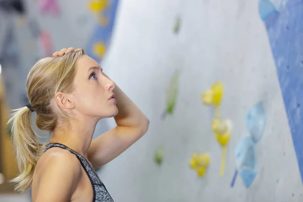 Woman Thinking Climbing Wall Gym — Stock Photo, Image