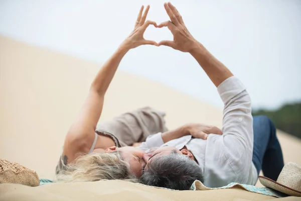 Beautiful Couple Laying Beach — Stock Photo, Image