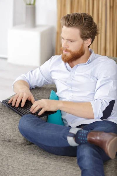 Man Typing Keyboard Sofa — Stock Photo, Image