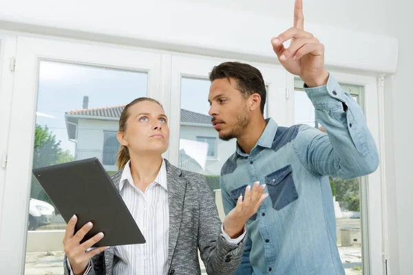 Fastighetsmäklare Som Visar Kunden Runt — Stockfoto