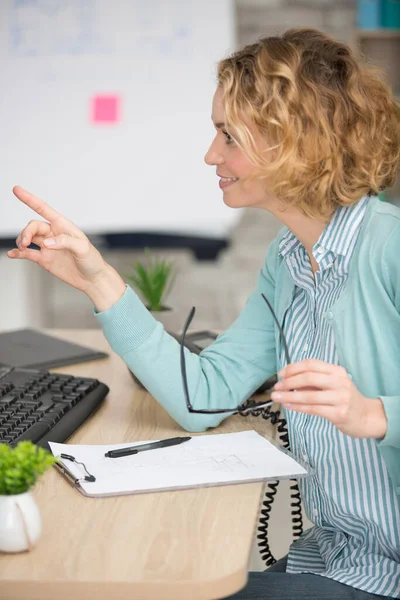 Mujer Negocios Usan Anteojos Que Trabajan Casa — Foto de Stock