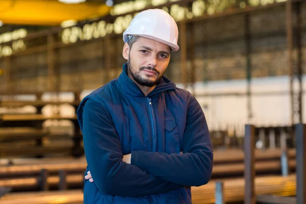 Jeune Homme Travaillant Dans Une Usine — Photo