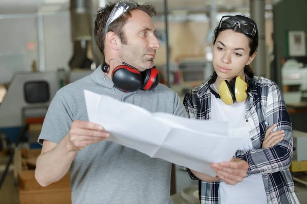 Uomo Una Donna Lavoratori Falegnameria — Foto Stock