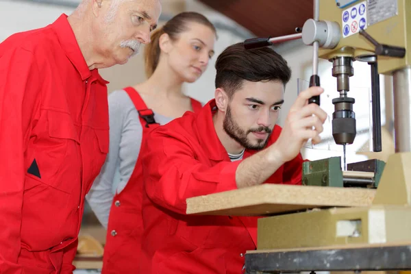 Jonge Man Met Behulp Van Boormachine — Stockfoto