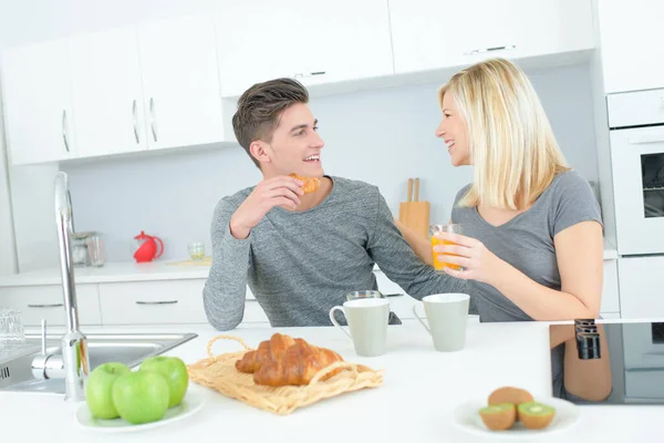 Casal Tomando Café Manhã Cozinha — Fotografia de Stock