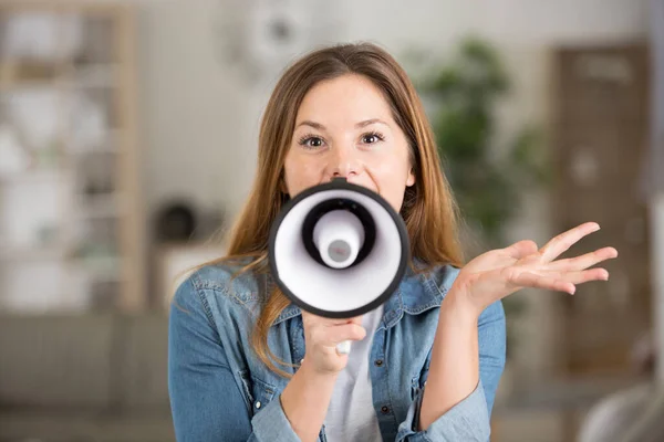 Kvinna Talar Genom Megafon Och Gestikulerar — Stockfoto