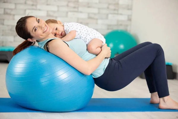 Esportivo Mãe Faz Pilates Com Seu Bebê — Fotografia de Stock