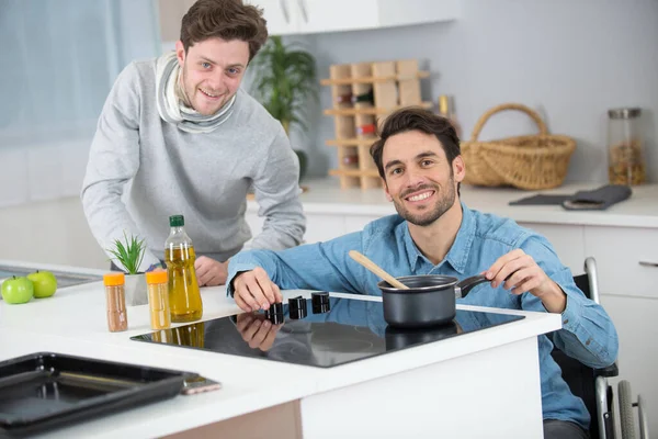 Twee Mannen Bereiden Een Maaltijd Oudere Man Rolstoel — Stockfoto