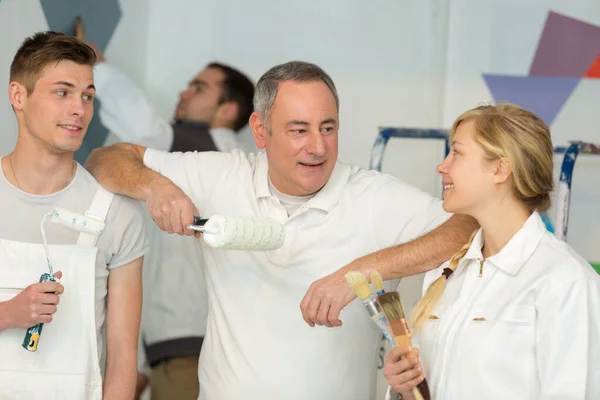 Team Lavoro Casuale Che Discute Della Cartella Colori — Foto Stock