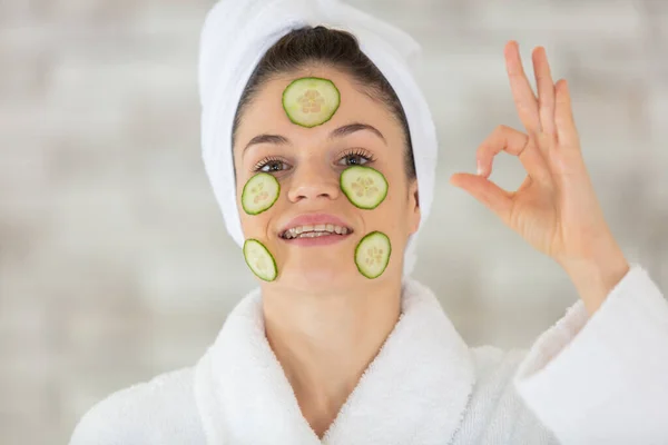 Alegre Menina Bonita Feliz Aplicando Máscara Facial Pepino — Fotografia de Stock