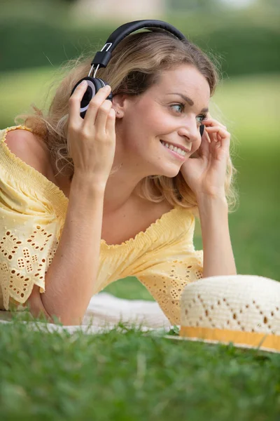 屋外のヘッドフォンと美しい若い女性 — ストック写真