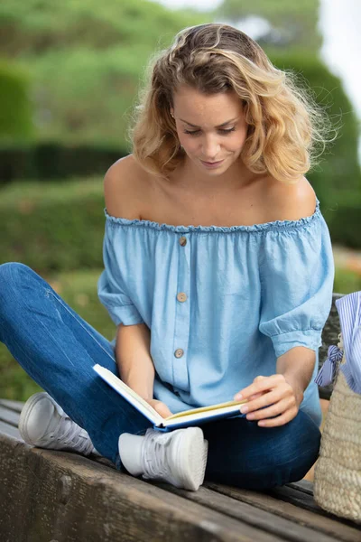 Jovem Mulher Sentada Banco Parque Leitura Livro — Fotografia de Stock