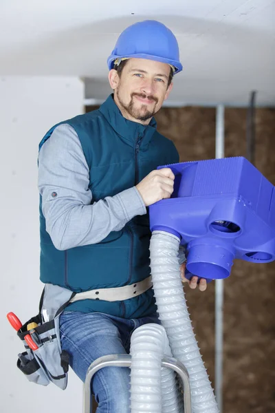 Männlicher Techniker Repariert Industrielle Klimaanlage Innenräumen — Stockfoto