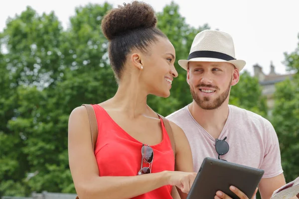 Mutlu Genç Çift Dijital Tablet Açık Havada Kullanma — Stok fotoğraf
