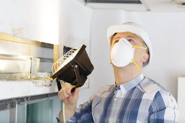 Homem Verificando Estado Teto — Fotografia de Stock