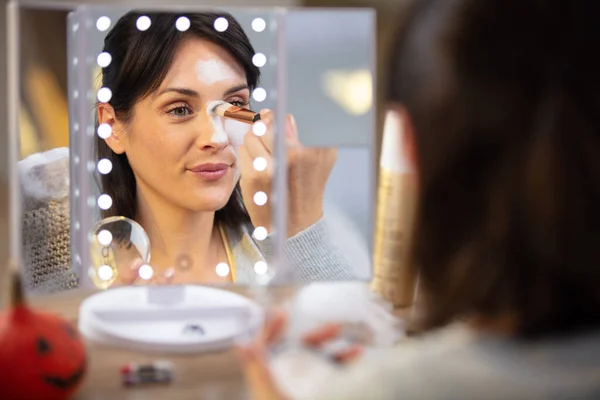 Morena Mujer Aplicando Maquillaje — Foto de Stock