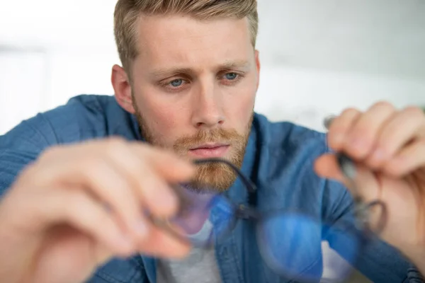 Mladý Elektrikář Ith Kabel Kleště — Stock fotografie