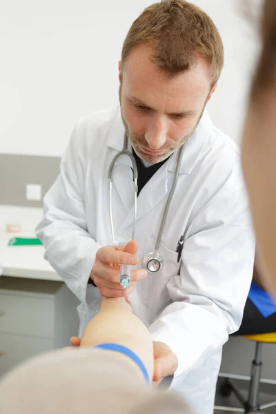 Man Krijgt Een Injectie Met Een Spuit Het Ziekenhuis — Stockfoto