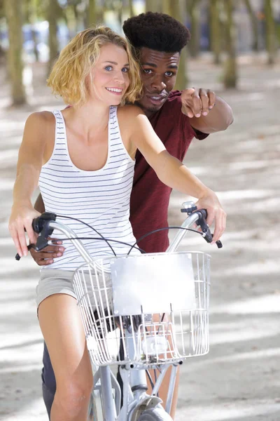 Lyckligt Par Cykling Staden — Stockfoto