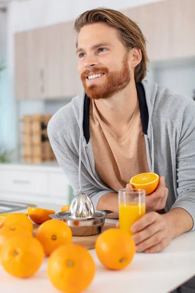 Ευτυχισμένος Άνθρωπος Σπιτικό Χυμό Πορτοκάλι — Φωτογραφία Αρχείου