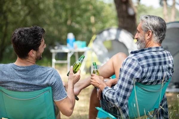 Dois Homens Acampar Bater Garrafas Cerveja — Fotografia de Stock