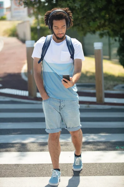 一个有人行横道的年轻人 — 图库照片