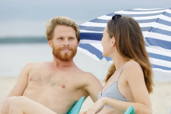 Pareja Relajándose Playa —  Fotos de Stock