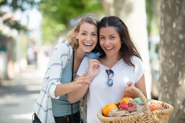 Zwei Lachende Junge Frauen Mit Einem Obstkorb — Stockfoto