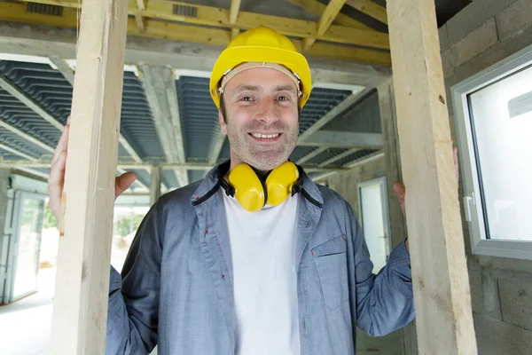 Trabajador Que Muestra Importancia Usar Auriculares Cancelación Ruido — Foto de Stock