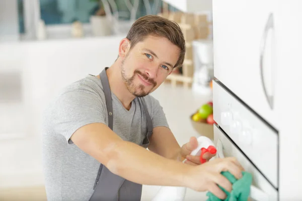 Man Rengöring Ugn Köket — Stockfoto