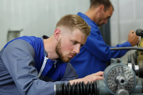 Een Monteur Die Een Motor Repareert — Stockfoto