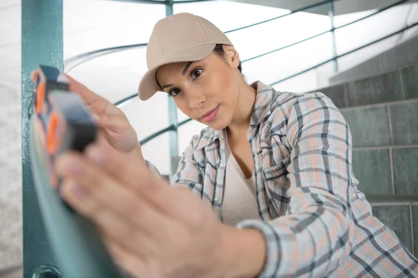 Frau Arbeitet Einer Decke — Stockfoto