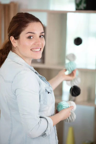 Porträt Einer Frau Die Ihr Zimmer Mit Papiergirlanden Dekoriert — Stockfoto