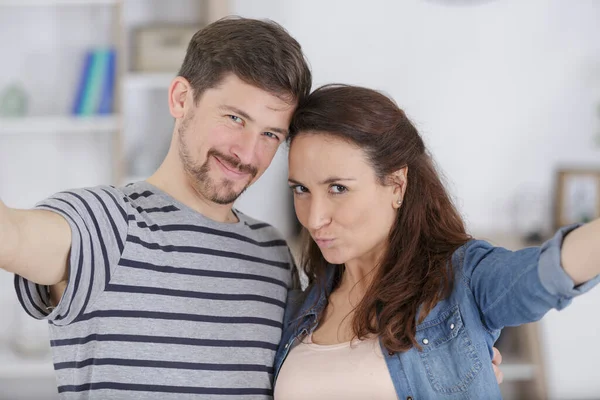 Casal Tomando Auto Retrato Dentro Casa — Fotografia de Stock