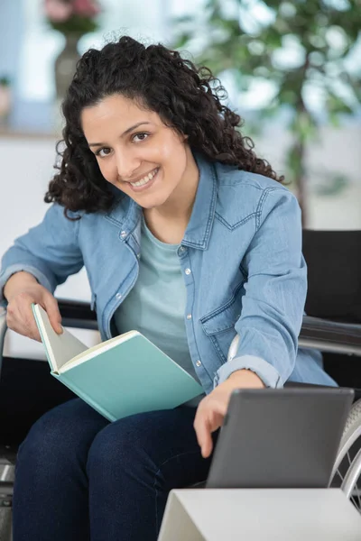 Menina Cadeira Rodas Com Apresentado Livro — Fotografia de Stock