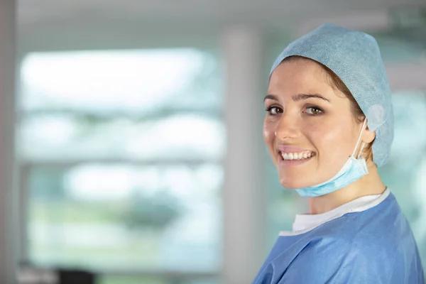 Mulher Cirurgiã Sorrindo Clínica — Fotografia de Stock