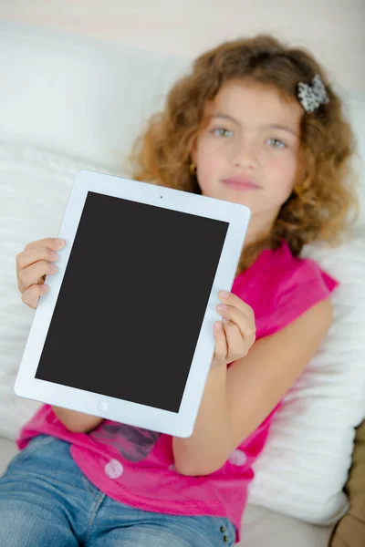 年轻女孩展示平板电脑屏幕 — 图库照片