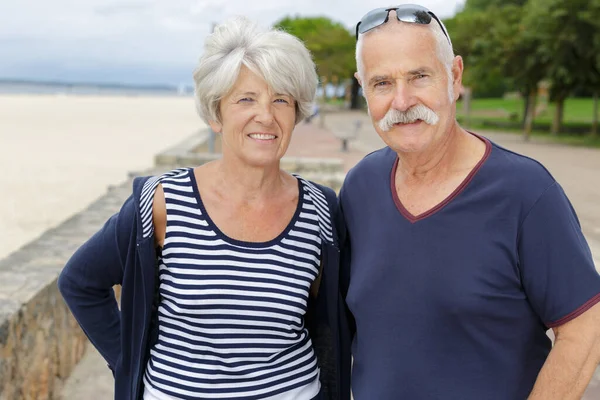 一对老夫妇在海滨的肖像 — 图库照片