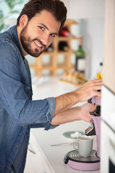 Hombre Joven Usando Máquina Café Hogar —  Fotos de Stock