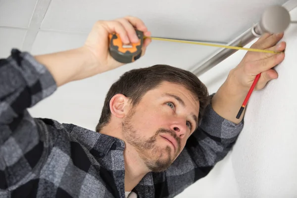 Homem Instalando Trilho Cortina Acima Janela — Fotografia de Stock