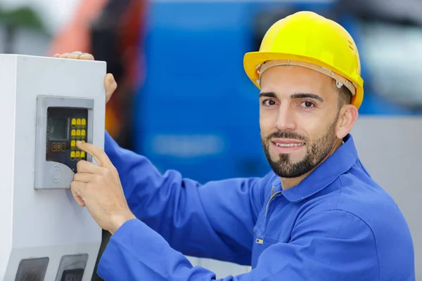 Utilizzando Macchina Premendo Sui Pulsanti Fabbrica — Foto Stock