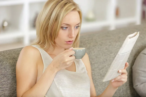 Escritora Bebiendo Taza Café — Foto de Stock