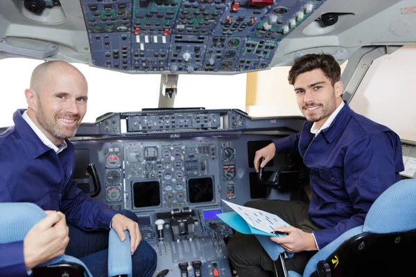 Δύο Άνδρες Μηχανικοί Στο Πιλοτήριο — Φωτογραφία Αρχείου