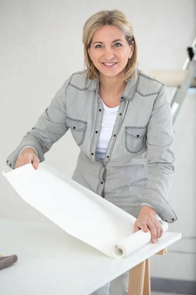 Focused Casual Caucasian Female Architect Working Drawing Board — Stock Photo, Image