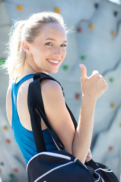 Athletic Woman Climbing Wall Indoors Show Thumbs — Stock Photo, Image