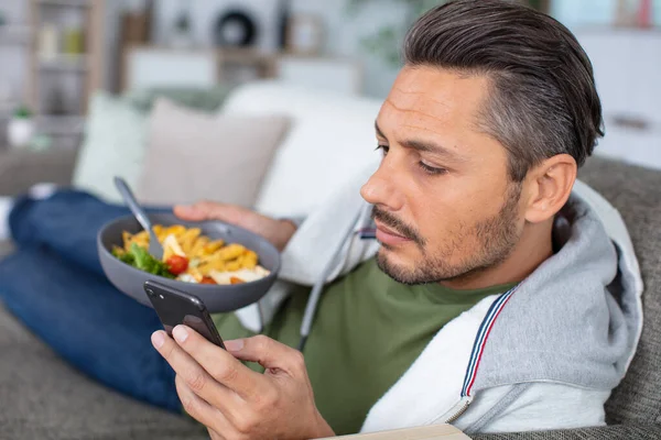 Hombre Mayor Comiendo Una Ensalada —  Fotos de Stock