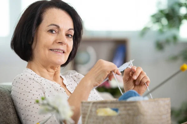 Glada Äldre Kvinna Som Håller Stickor — Stockfoto