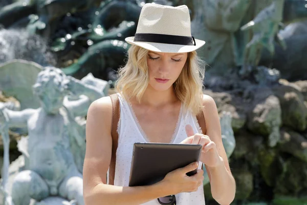 Beautiful Young Woman Using Application Her Tablet — Stock Photo, Image